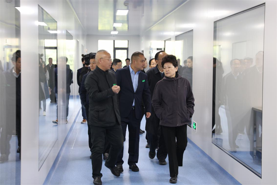 安徽省人大常委副主任沈素琍与亳州市委书记汪一光一行莅临东方帝维参观调研
